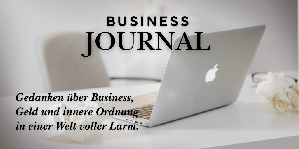 Ein Laptop. Business Journal. Gedanken über Business, Geld ind innere Ordnung in einer Welt voller Lärm.